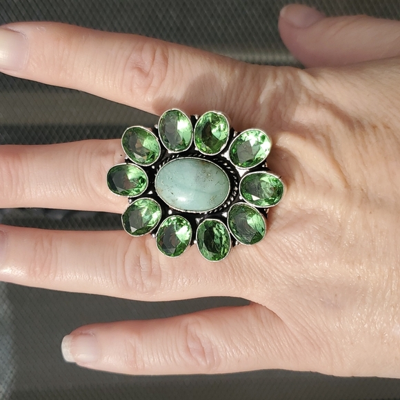 New Oversized Chrysoprase and Tsavorite 925 Silver Statement Ring. - Picture 3 of 14